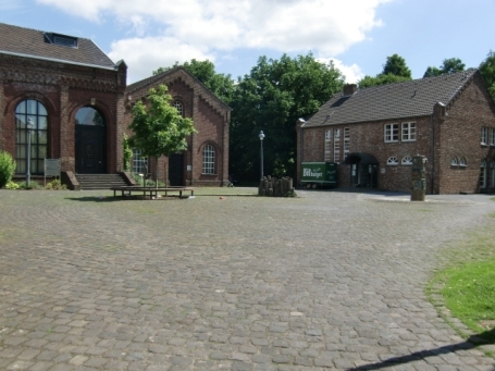 Grevenbroich : Stadtparkinsel, rechts im Bild Auerbach-Haus, links das Gebäude der Stadtbücherei